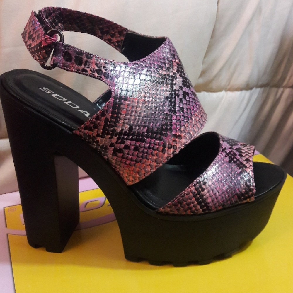 👠NEW👠fushia snakeskin platform